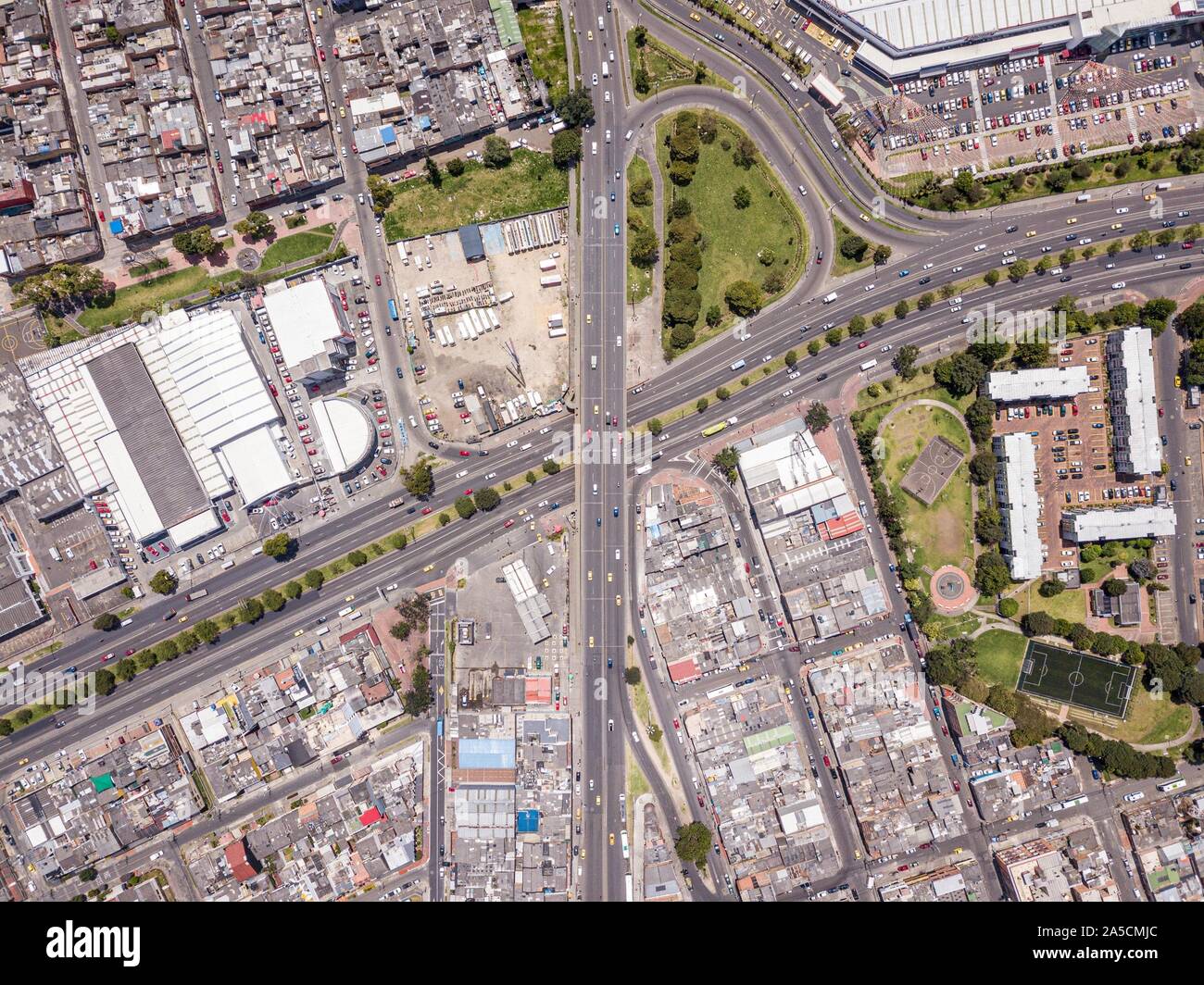 Vue aérienne d'un paysage d'une ville avec beaucoup d'autoroutes, de bâtiments et de transports Banque D'Images