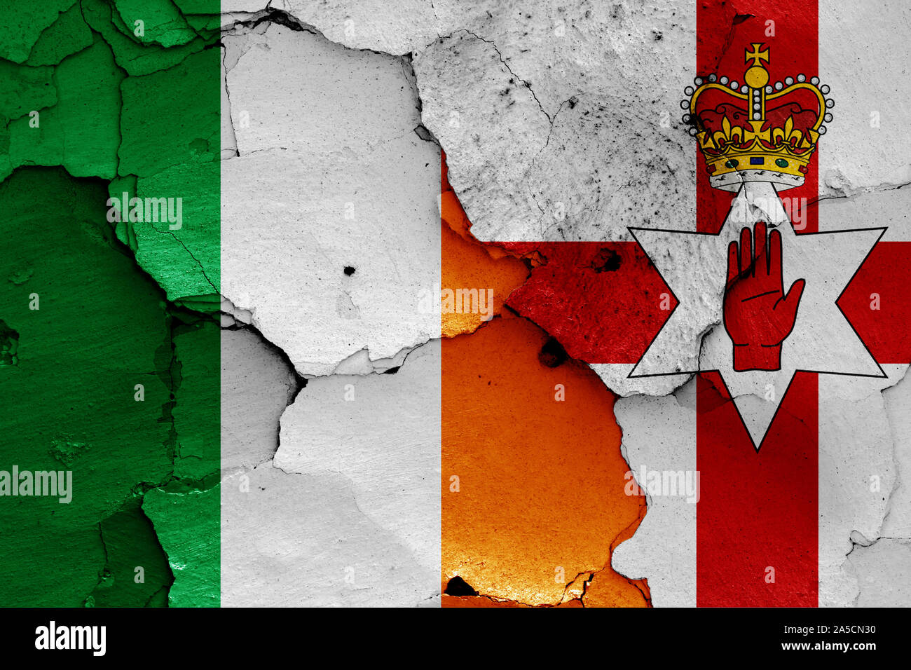 Drapeaux de l'Irlande et l'Irlande du Nord peint sur mur fissuré Banque D'Images