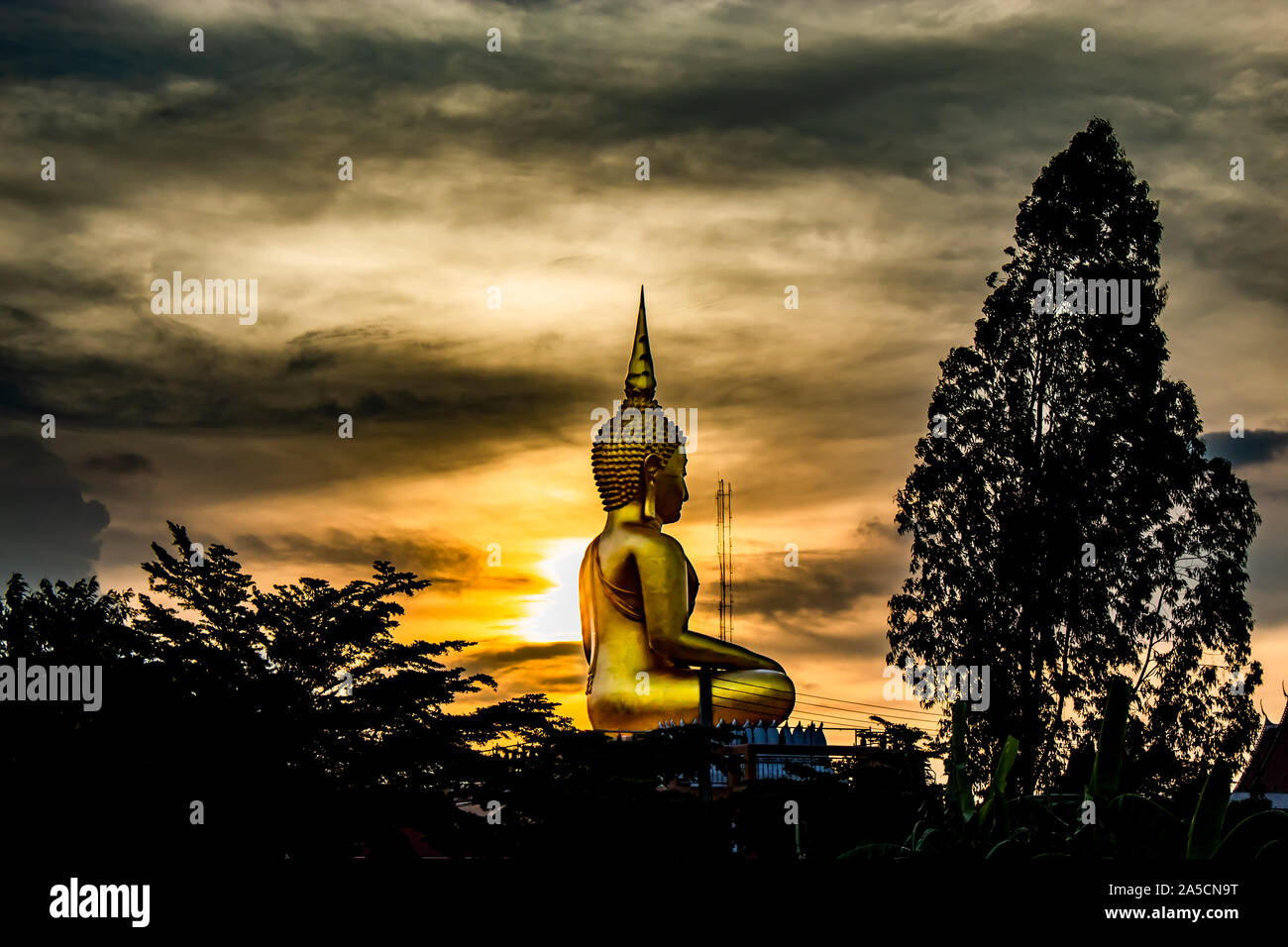 Coucher de soleil derrière Wat Pha Cont Dook , Temple. Banque D'Images