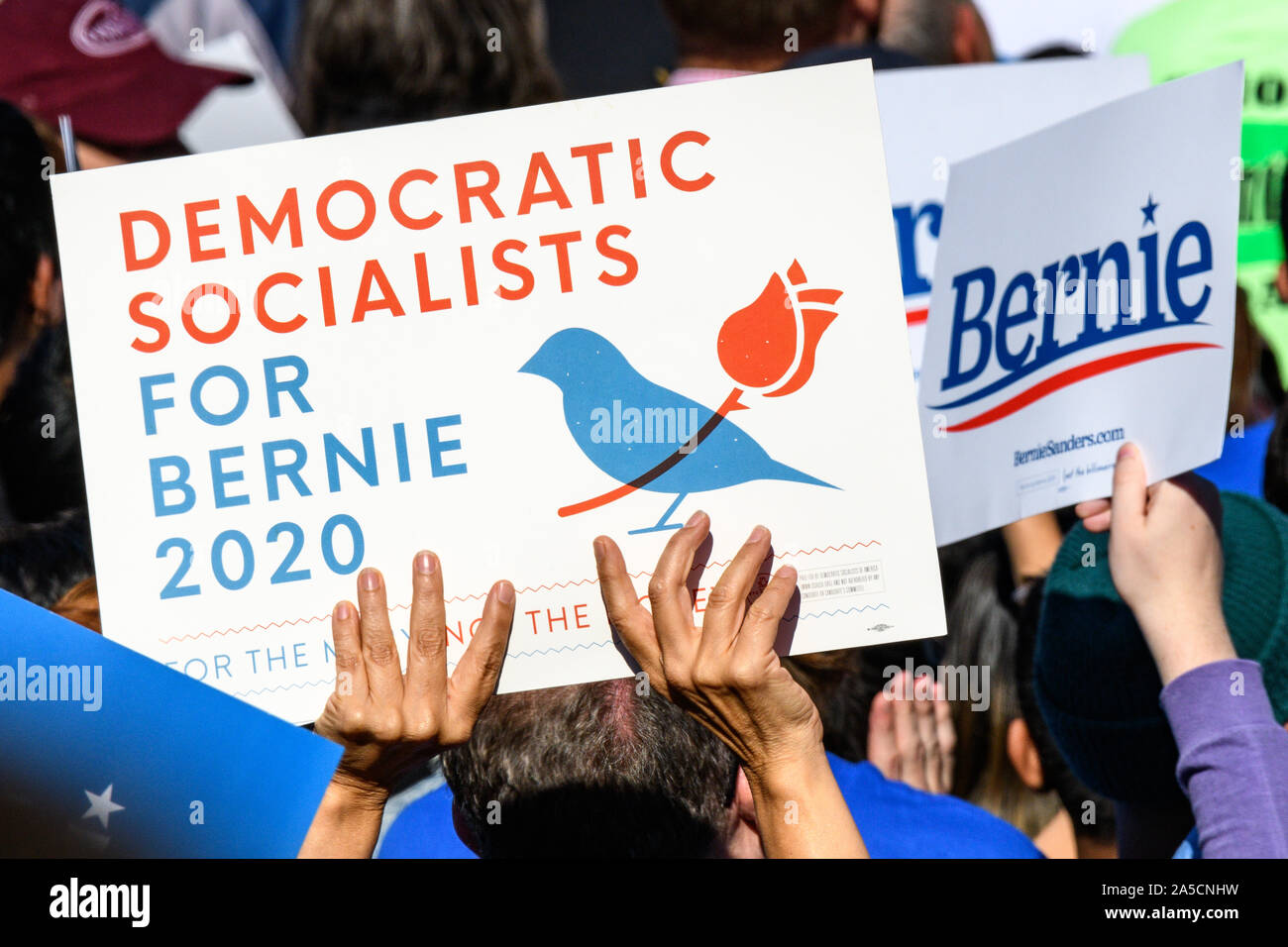 New York, États-Unis, 19 octobre 2019. Les partisans du sénateur Bernie Sanders attendent le début d'un rassemblement électoral dans le Queens, New York. Ocasio-Cortez 2020 Alexandrie représentant a appuyé le candidat démocrate Sanders dans son premier rallye après avoir subi une crise cardiaque. Credit : Enrique Shore/Alamy Live News Banque D'Images