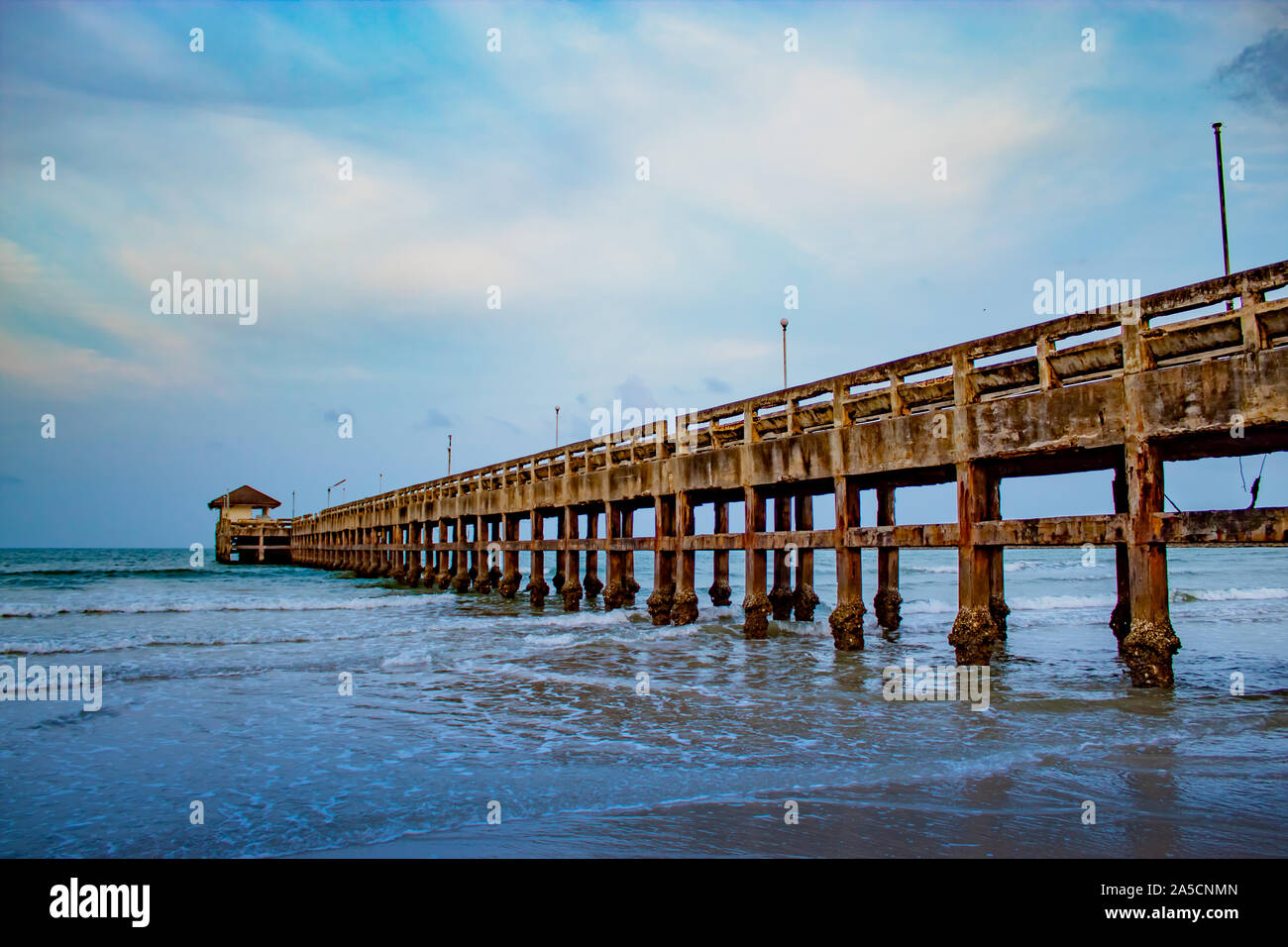 La lumière du soir pier beach. Saplee Chumphon. Banque D'Images