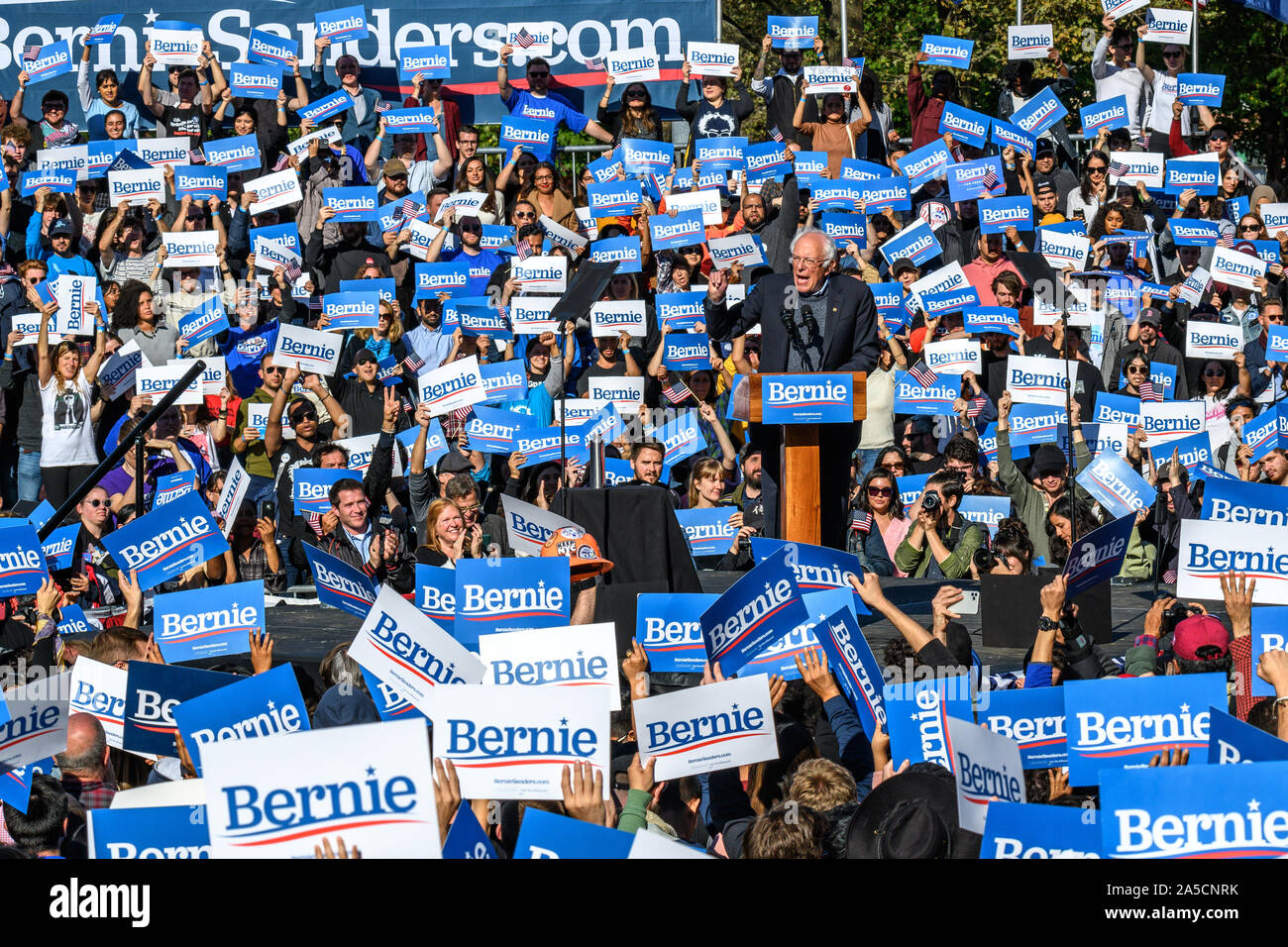 New York, États-Unis, 19 octobre 2019. Le sénateur Bernie Sanders traite d'un rassemblement électoral dans le Queens, New York. Ocasio-Cortez 2020 Alexandrie représentant a appuyé le candidat démocrate Sanders dans son premier rallye après avoir subi une crise cardiaque. Credit : Enrique Shore/Alamy Live News Banque D'Images