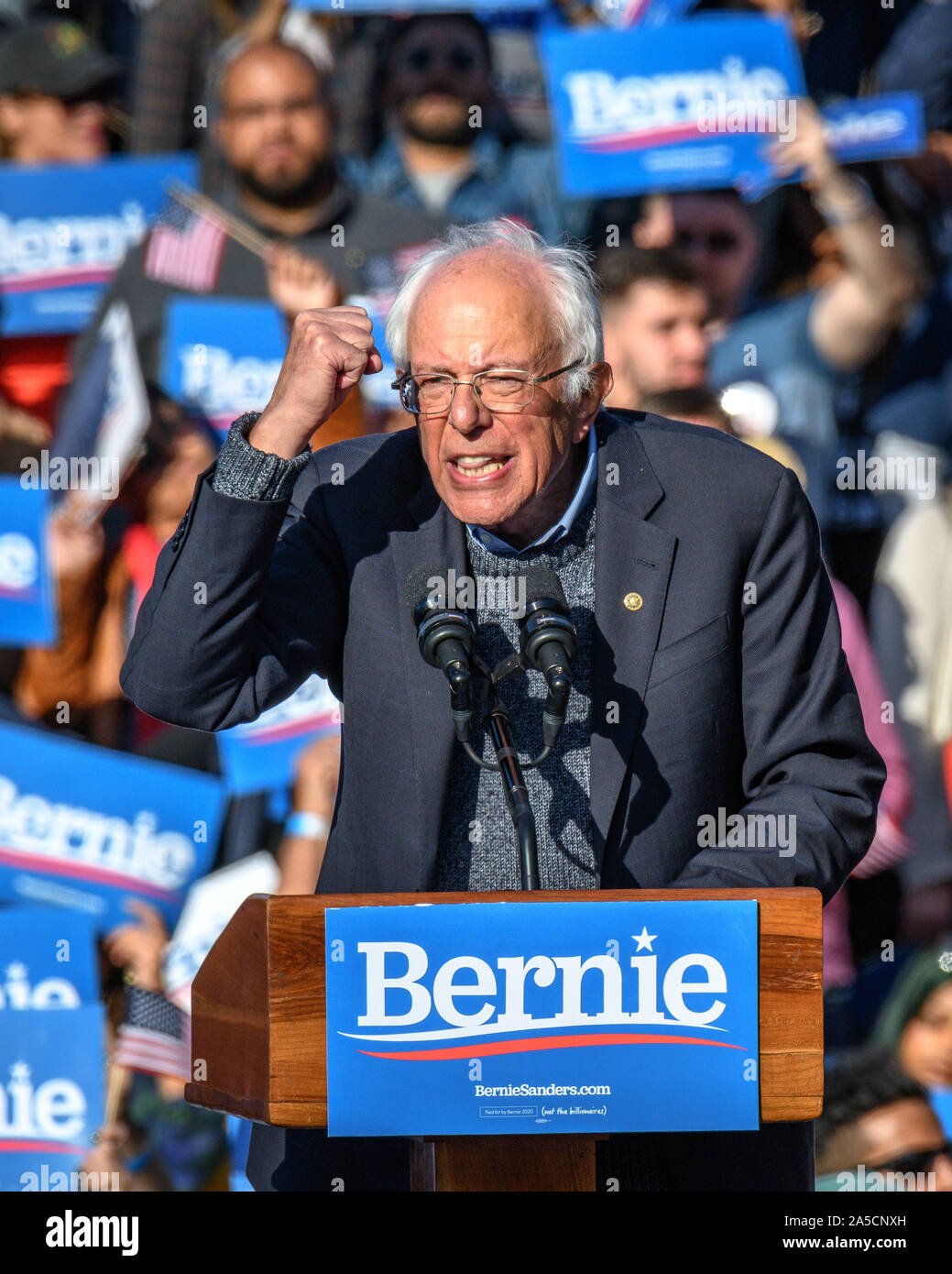 New York, États-Unis, 19 octobre 2019. Le sénateur Bernie Sanders traite d'un rassemblement électoral dans le Queens, New York. Ocasio-Cortez 2020 Alexandrie représentant a appuyé le candidat démocrate Sanders dans son premier rallye après avoir subi une crise cardiaque. Credit : Enrique Shore/Alamy Live News Banque D'Images