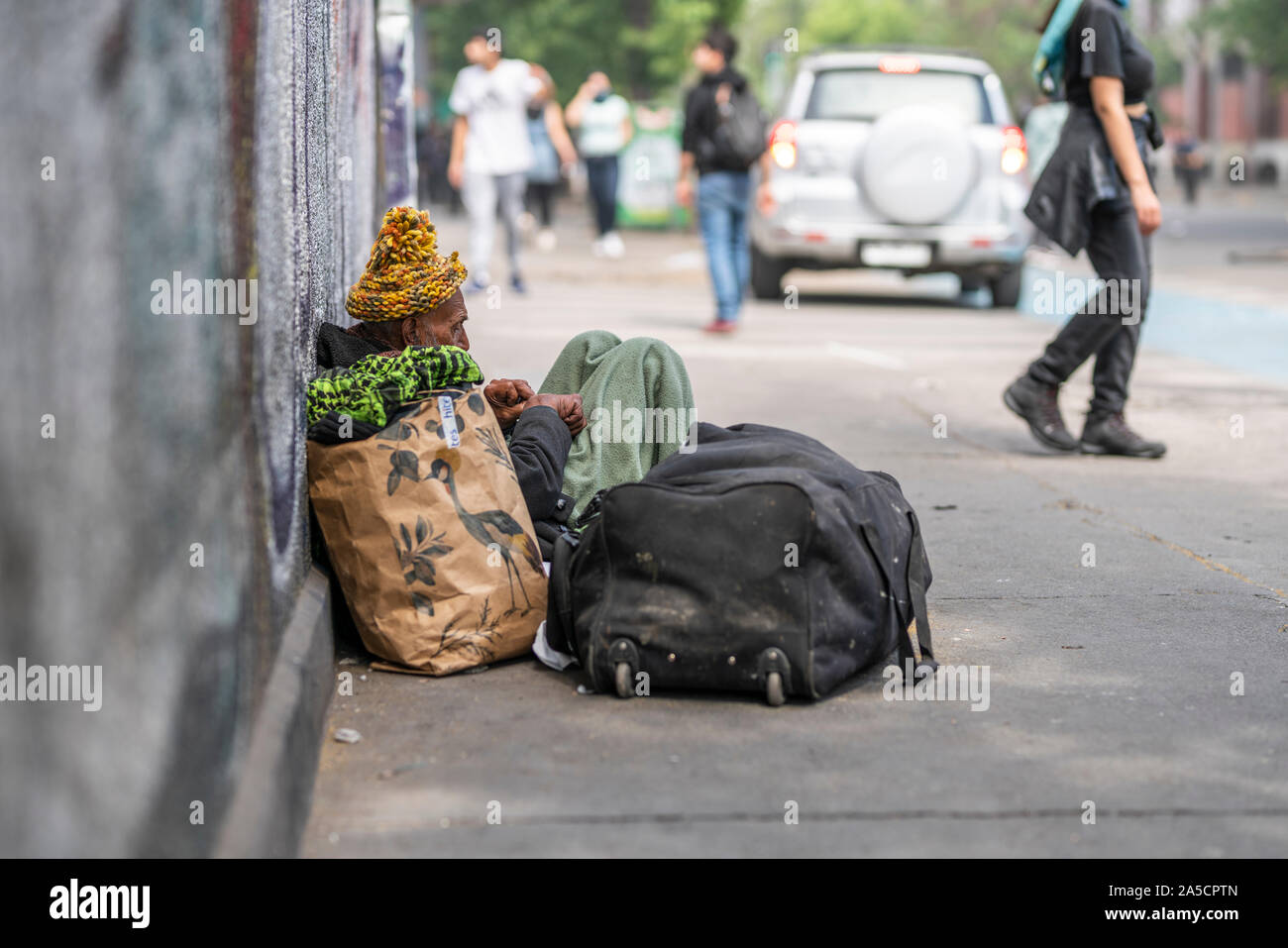 Indifférent sans-abri à Santiago du Chili au cours des émeutes de rues du centre-ville. Santiago du Chili 19/10/2019 Banque D'Images