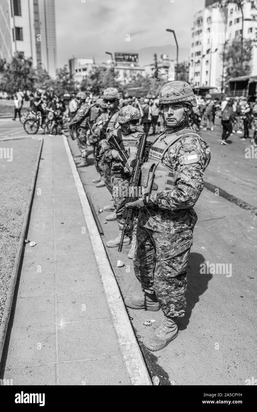 Des soldats dans les rues de Santiago. Émeutes à Santiago de Chile centre-ville. L'armée est sortie dans la rue pour dissoudre le mouvement 'Esquive' manifestations Banque D'Images