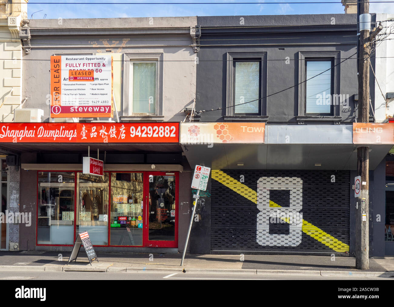 Grand Final 2019 Richmond Tigers Football Club jaune et noir avec le numéro 8 sur une grille de métal peint Richmond Melbourne Victoria en Australie. Banque D'Images