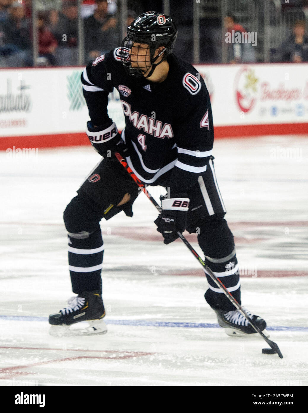 19 octobre. 2019 : joueur Mavericks of Nebraska-Omaha Scanlin Brandon (4) s'occupe de la rondelle contre leur jeu dans l'état de l'Ohio à Columbus, Ohio. Brent Clark/CSM Banque D'Images