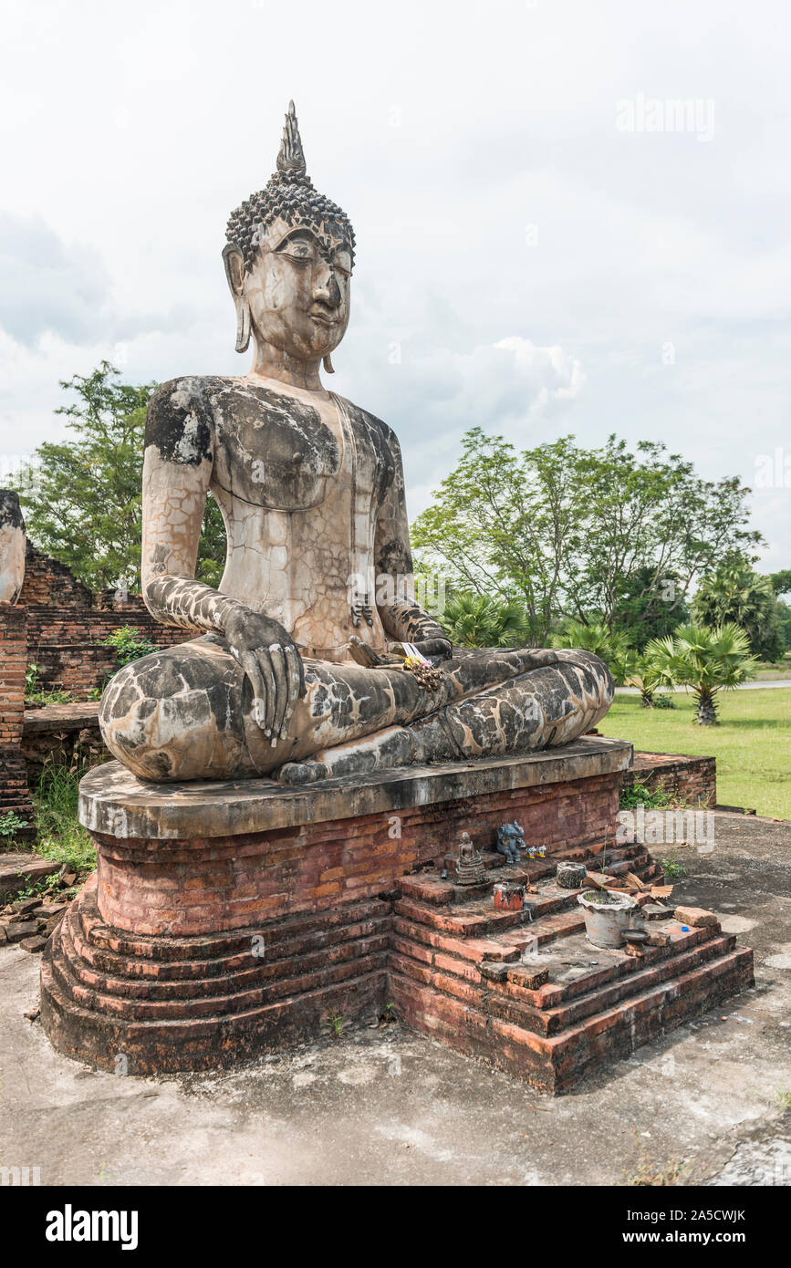 Les images de Bouddha en ruine à Wat Mae Chon, Parc historique de Sukhothai, Thaïlande du nord. Banque D'Images