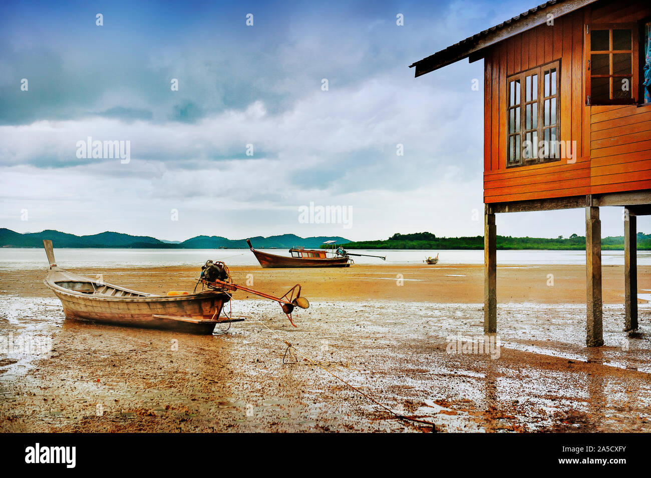 Les autres bateaux de pêche sur le rivage à marée basse. Koh Yao Noi, Phuket / Krabi, Thaïlande. Banque D'Images