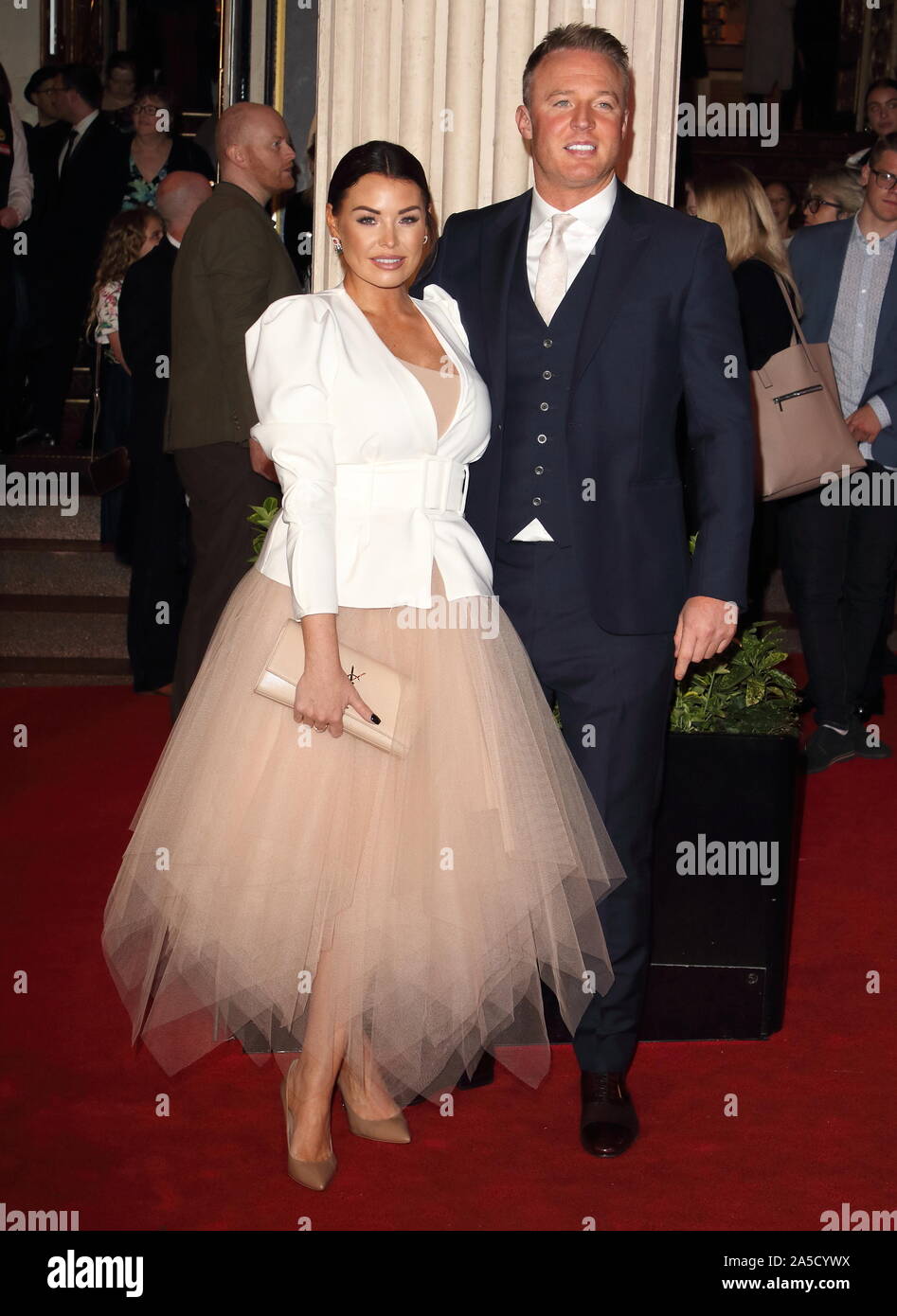 Londres, Royaume-Uni. 19 Oct, 2019. Jessica Wright et William Lee-Kemp sur le tapis rouge pendant le Roi Lion 20e anniversaire de gala au Lyceum Theatre de Londres. Credit : SOPA/Alamy Images Limited Live News Banque D'Images