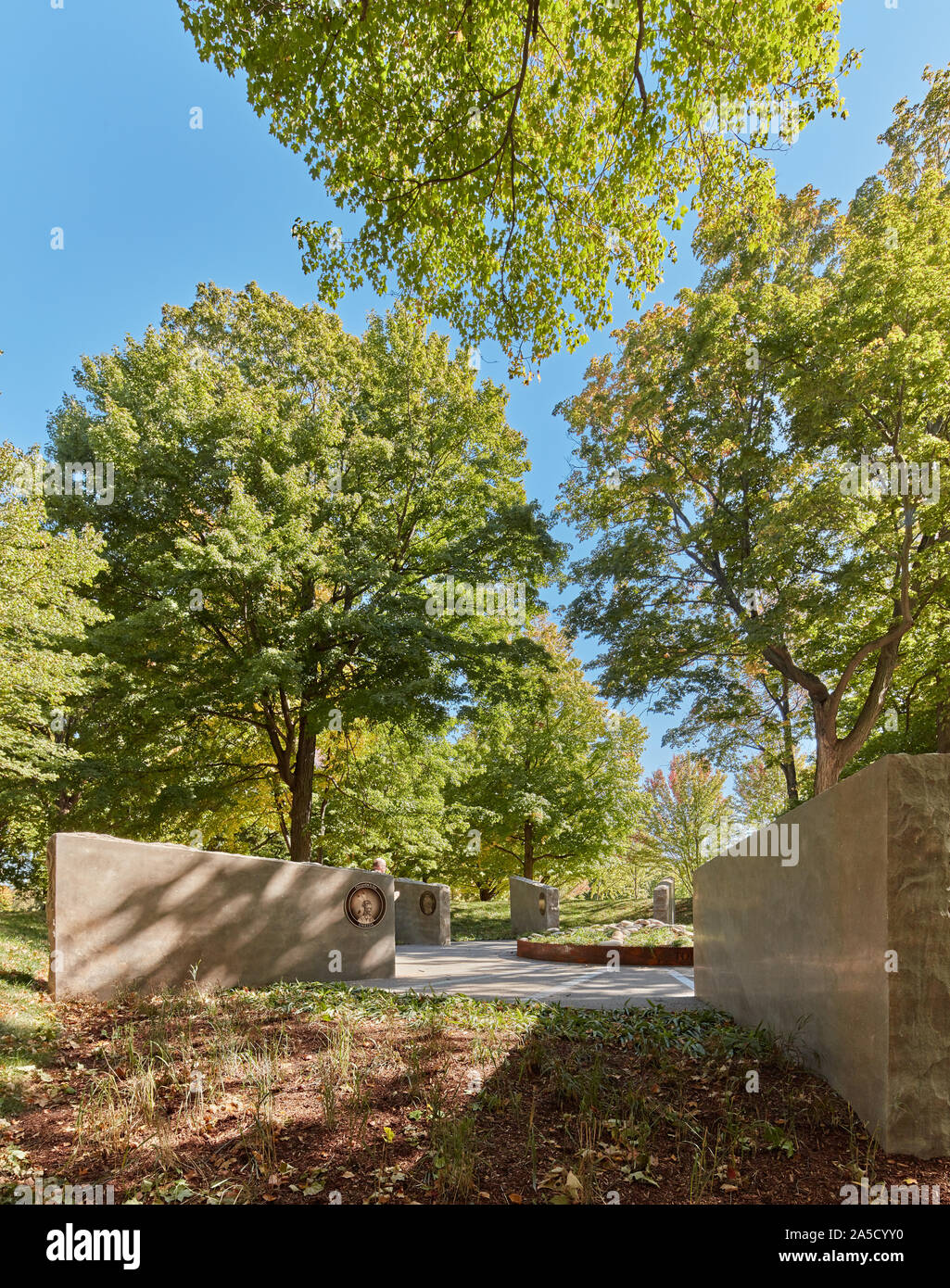 Paysage du monument des Nations Unies situé dans les hauteurs de Queenston (Ontario) Canada. Un mémorial pour les combattants indigènes sur les côtés dans la guerre de 1812 Banque D'Images