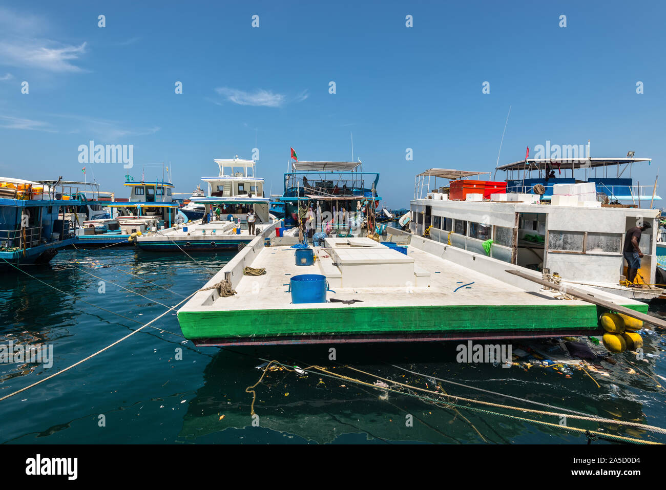 Male, Maldives - Le 18 novembre 2017 : Salon de poissons frais à Malé, Maldives. La pêche et le transport des bateaux sont amarrés au quai. La pollution des océans. Banque D'Images