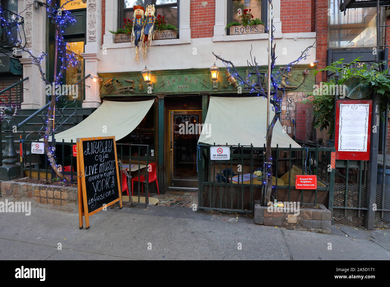 De toute façon Cafe, 34 E. 2nd Street, New York, NY devanture extérieure d'un café russe dans le quartier de l'East Village de Manhattan. Banque D'Images