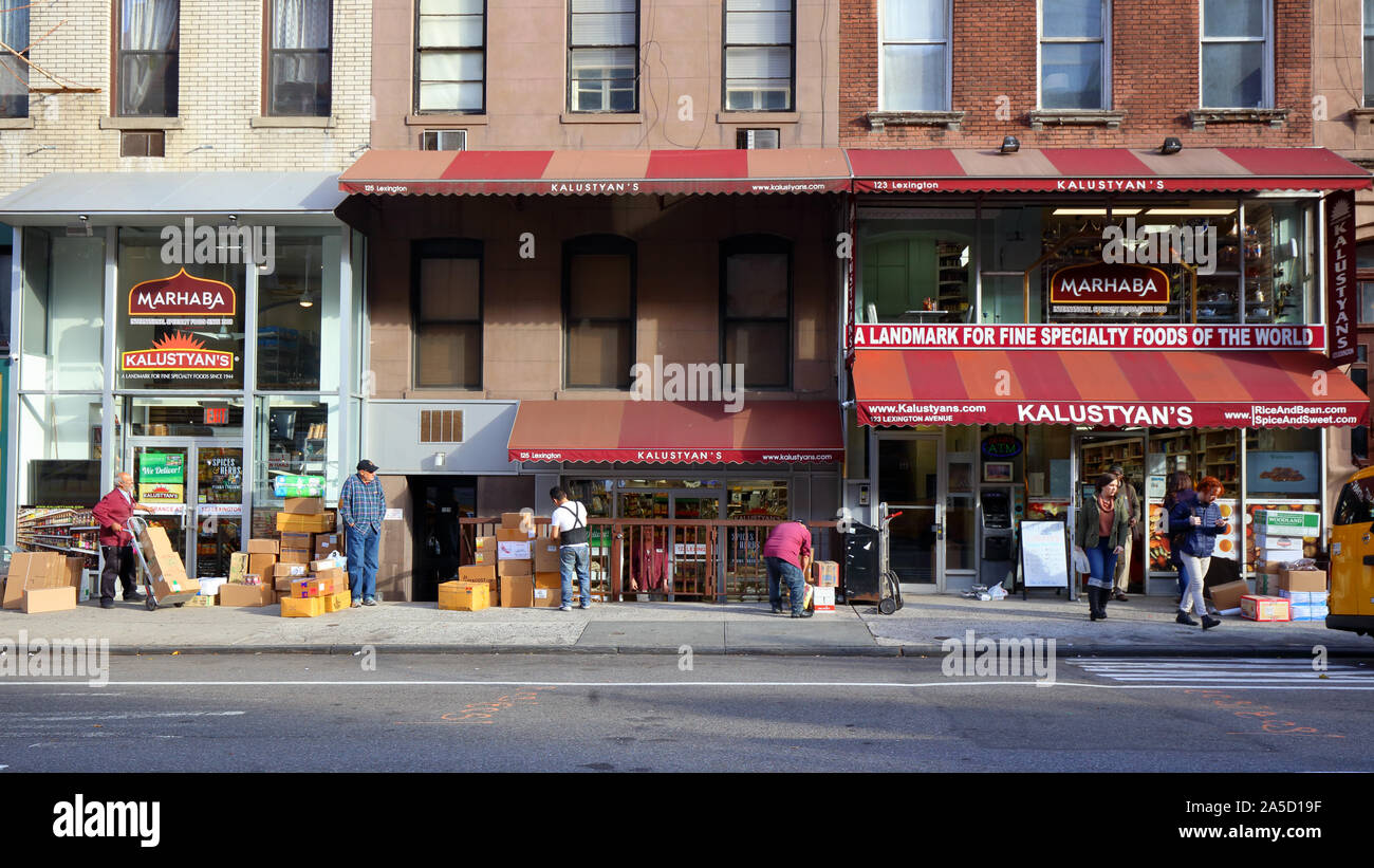 Les trois façades de spanning Kalustyan 123-127 Lexington Ave, New York, NY de l'extérieur d'un marché des aliments de spécialité dans le Curry Hill à Manhattan. Banque D'Images