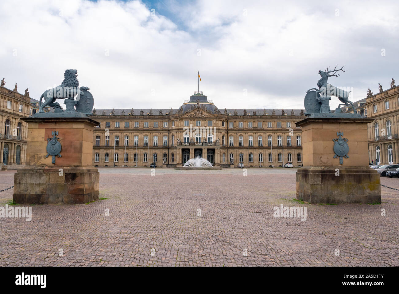 Entrée du nouveau Palais, Neues Schloss, à Stuttgart, Bade-Wurtemberg, Allemagne, avec Fontaine Banque D'Images