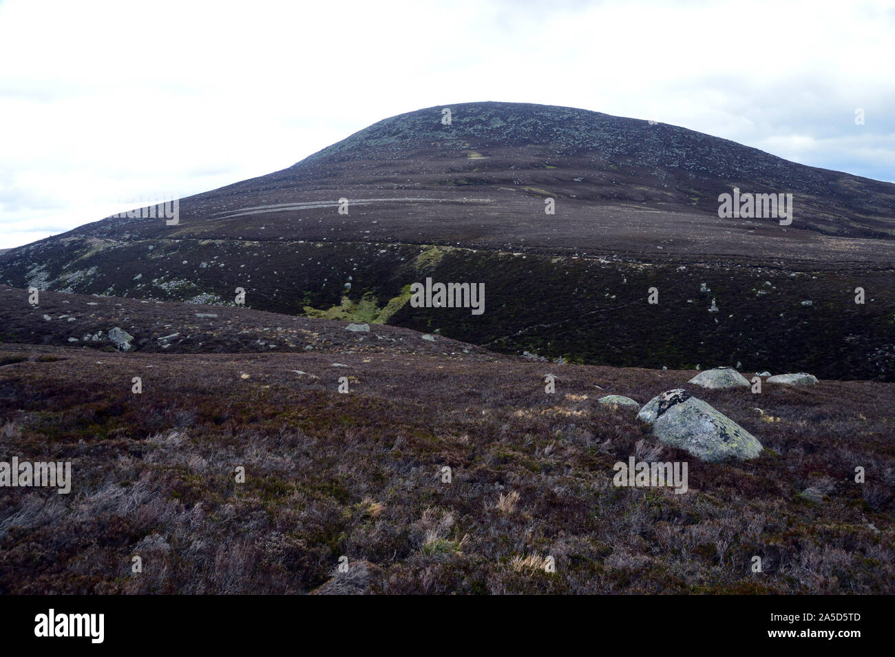 La montagne de Conachcraig écossais Corbett le chemin South Moorland vers les chutes de la chute d'Glasallt, Glen Muick, Parc National de Cairngorms. Banque D'Images