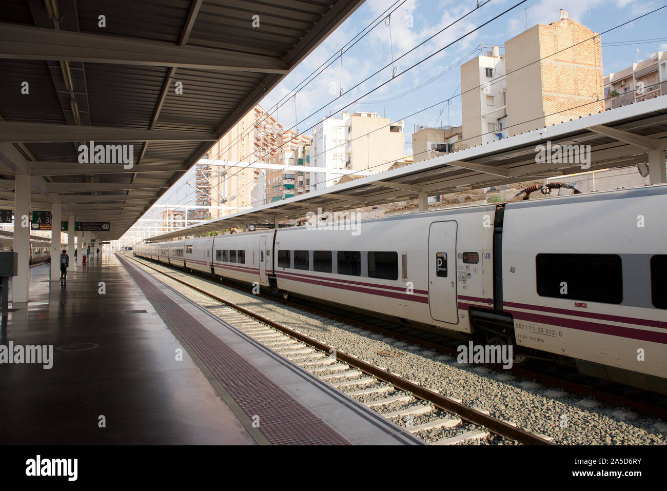 Train à grande vitesse AVE à la gare à Alicante, Espagne Photo Stock - Alamy