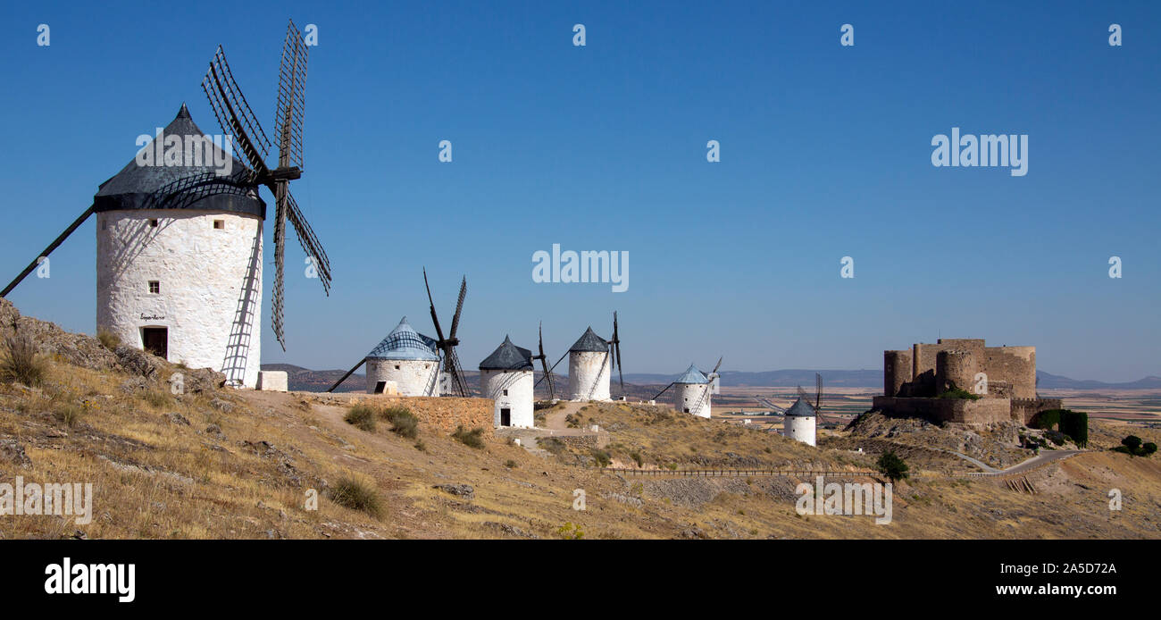 Les moulins à vent et château de Consuegra dans la région de Castille-La Manche du centre de l'Espagne. Banque D'Images