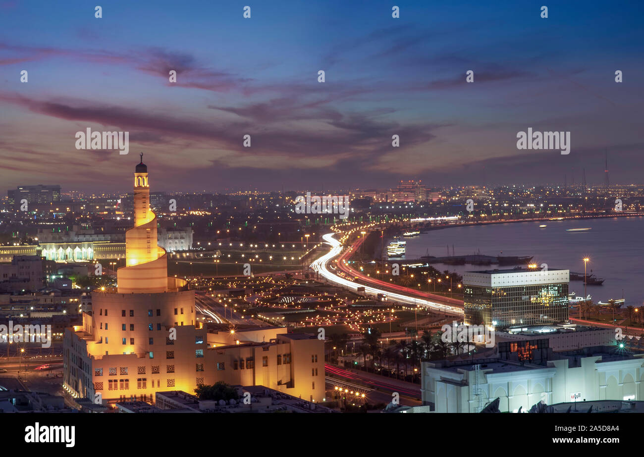 Vue de la ville de Doha Ariel avec Doha emblématique mosquée Fanar heure du coucher de soleil. Banque D'Images