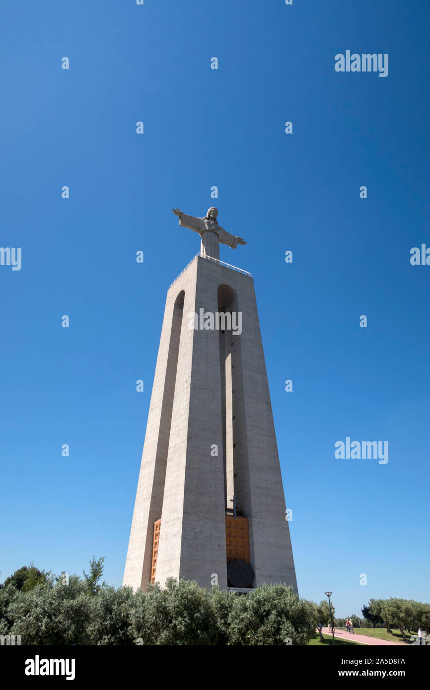 Sanctuaire du Christ Roi aka Cristo Rei statue surplombant Lisbonne, à Almada, Portugal Banque D'Images