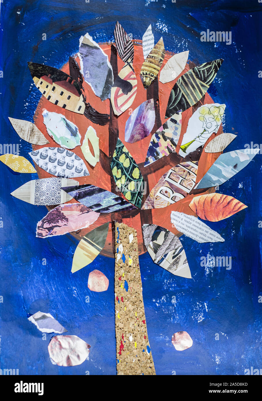 Bois en papier. Appliqué, collage. Le travail des enfants. Arbre généalogique papier Banque D'Images