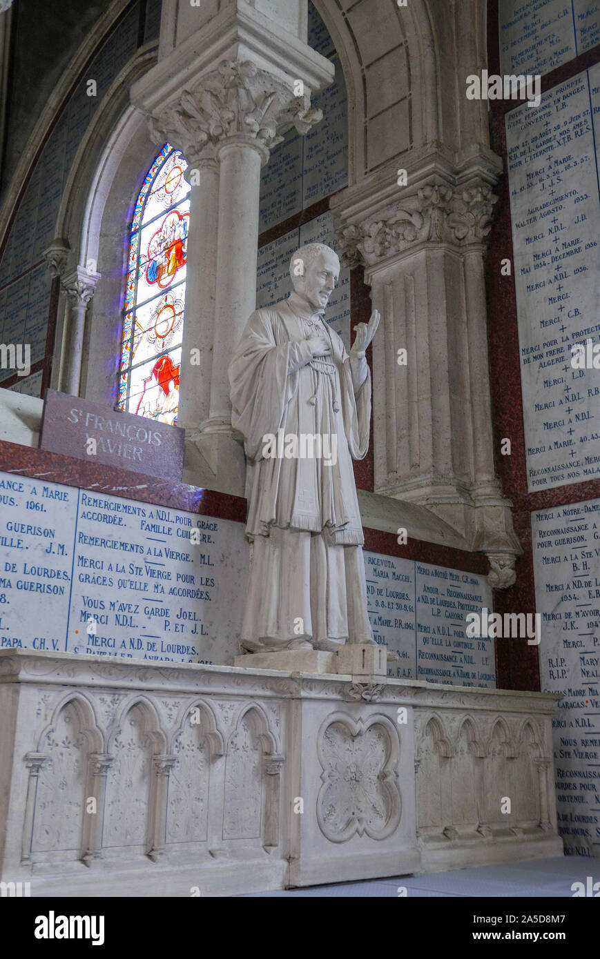 Statue de Saint François Xavier à l'intérieur de la basilique notre-Dame du Rosaire à Lourdes, France, Europe Banque D'Images