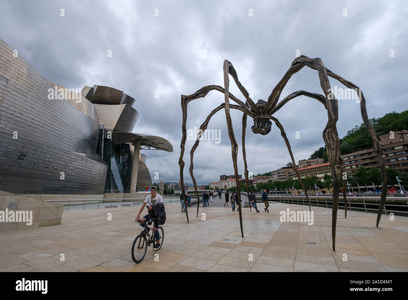 L'Araignée géante sculpture 'maman' par l'artiste Louise Bourgeois à l'extérieur du Musée Guggenheim à Bilbao, Espagne, Europe Banque D'Images