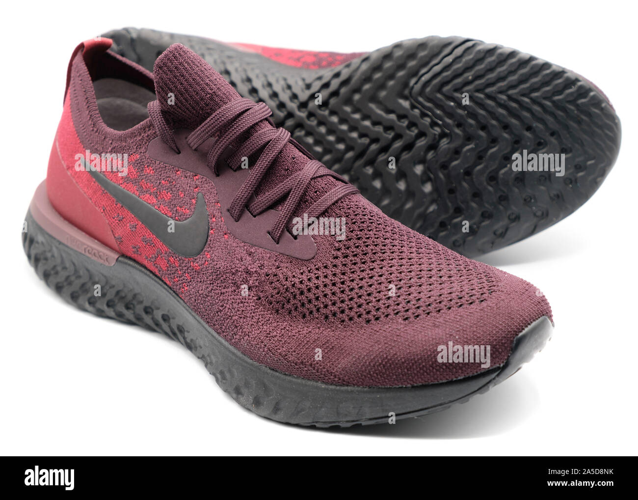 Réagir Epic Nike chaussures de course rouge dentelle isolé sur fond blanc  Photo Stock - Alamy