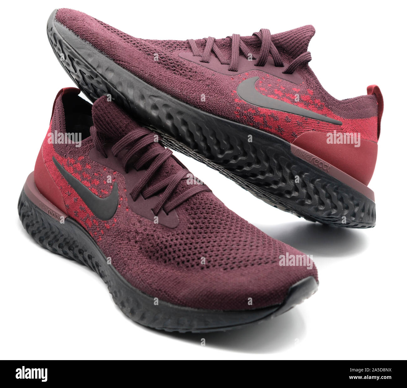 Réagir Epic Nike chaussures de course rouge dentelle isolé sur fond blanc  Photo Stock - Alamy