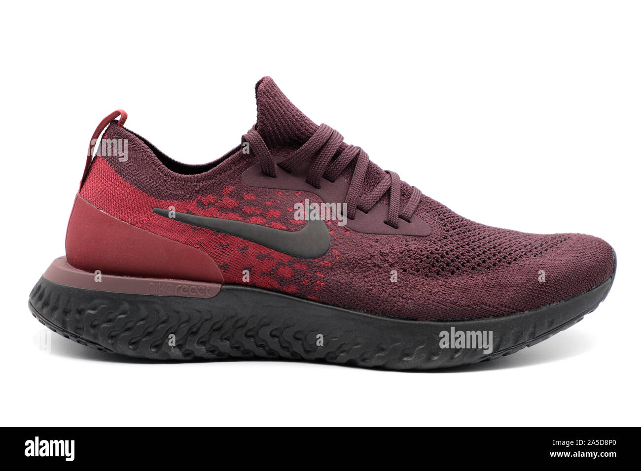 Réagir Epic Nike chaussure de course rouge dentelle isolé sur fond blanc  Photo Stock - Alamy