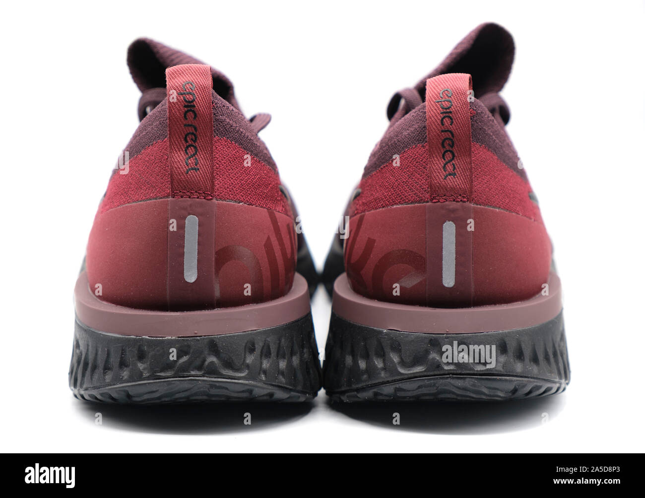 Réagir Epic Nike chaussures de course rouge dentelle isolé sur fond blanc  Photo Stock - Alamy