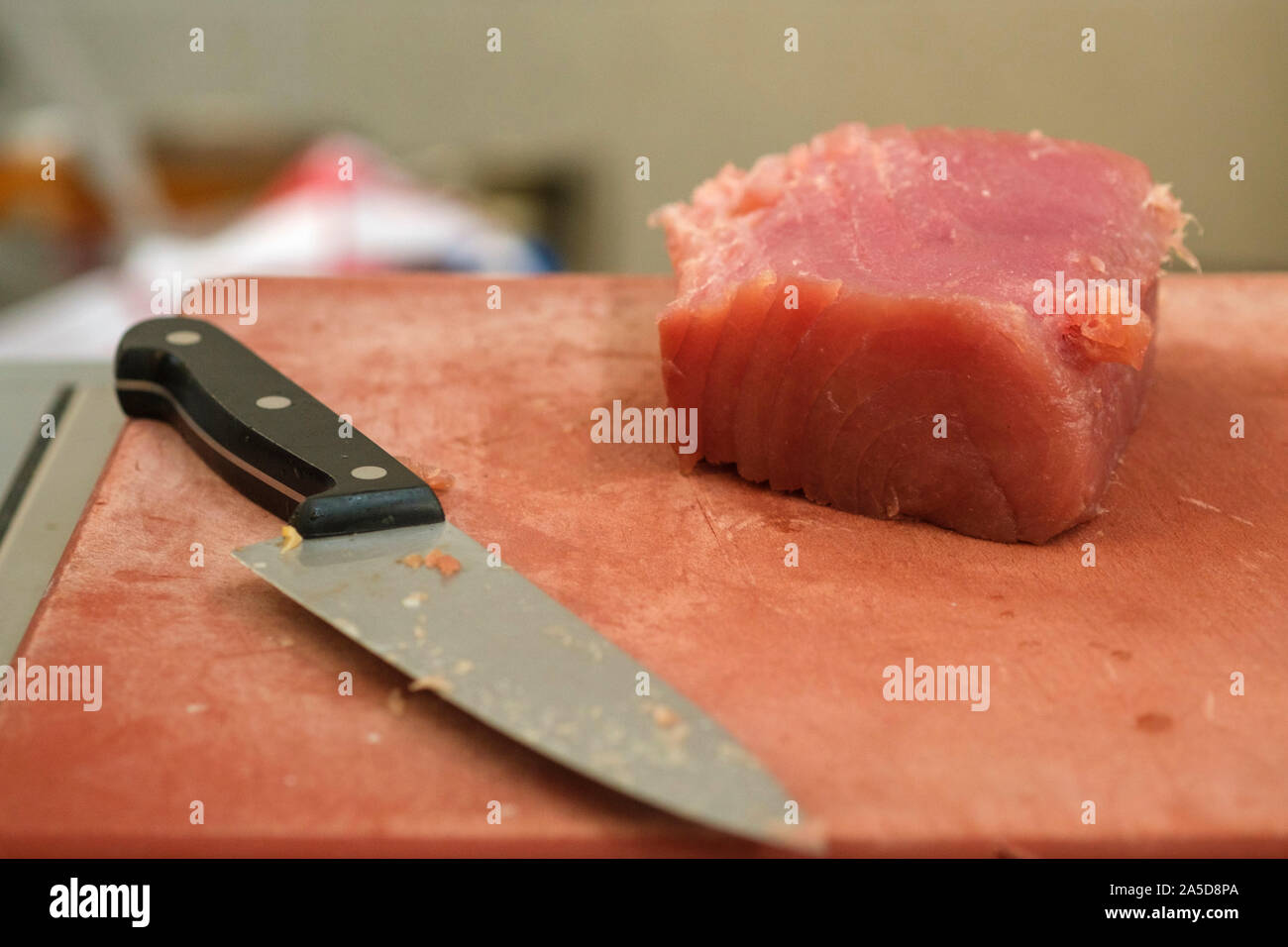 Couteau de chef à côté d'un steak de thon cru frais Banque D'Images