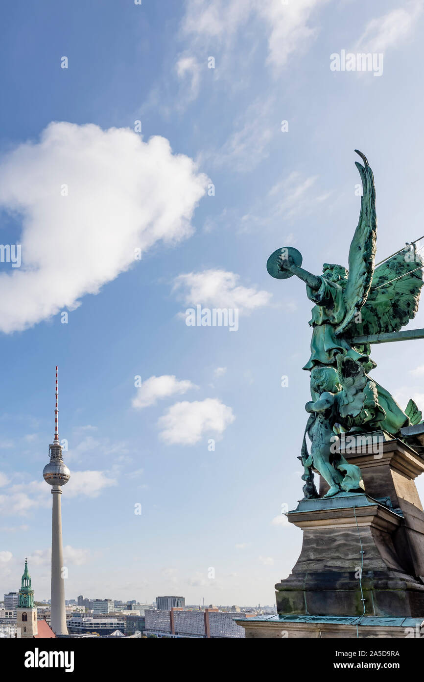 L'ange de la coupole de la cathédrale de Berlin, l'Allemagne et la tour de télévision contre un beau ciel bleu avec quelques nuages Banque D'Images