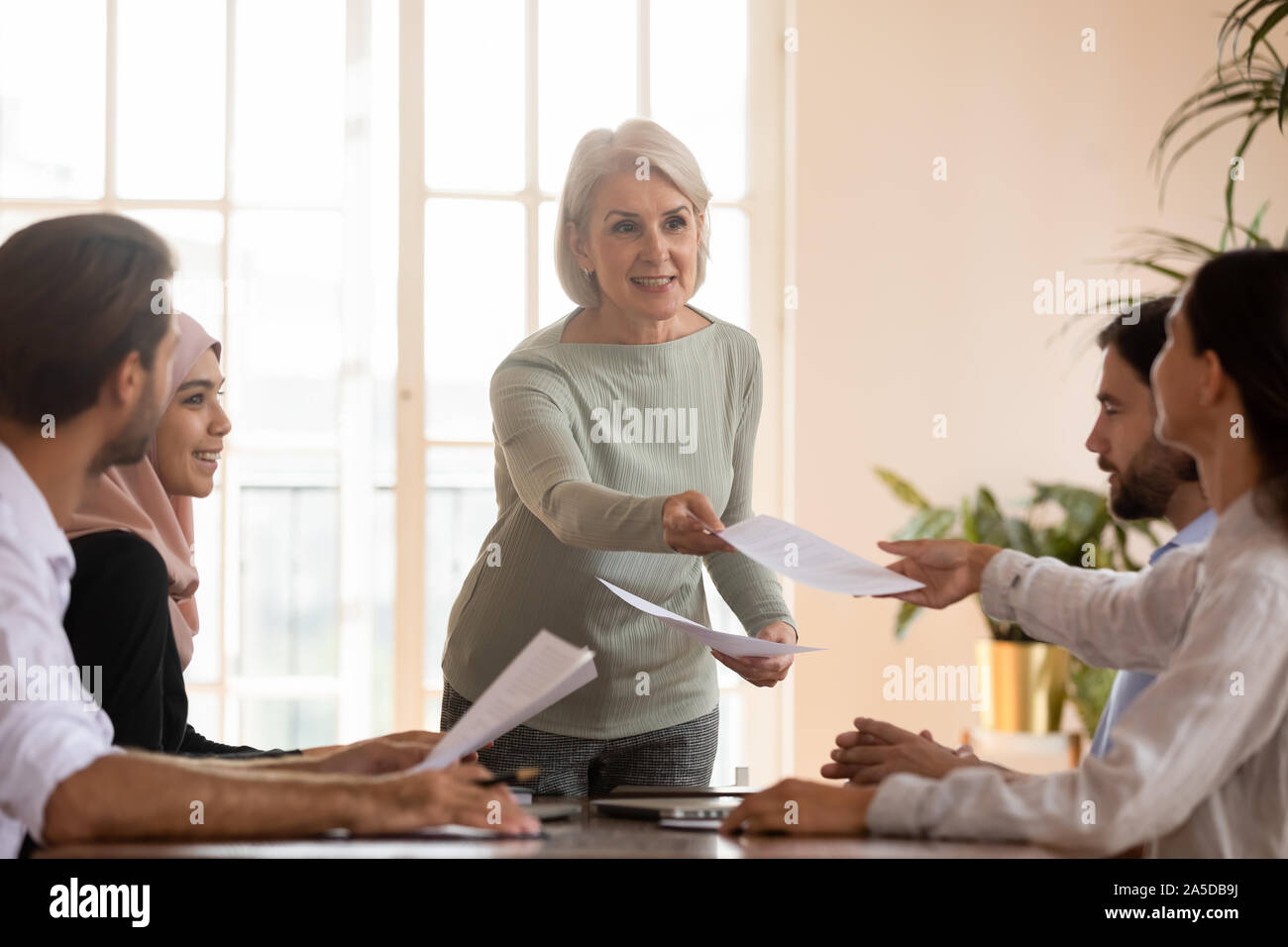Les femmes âgées documents leader d'équipe diversifiée d'information au Banque D'Images