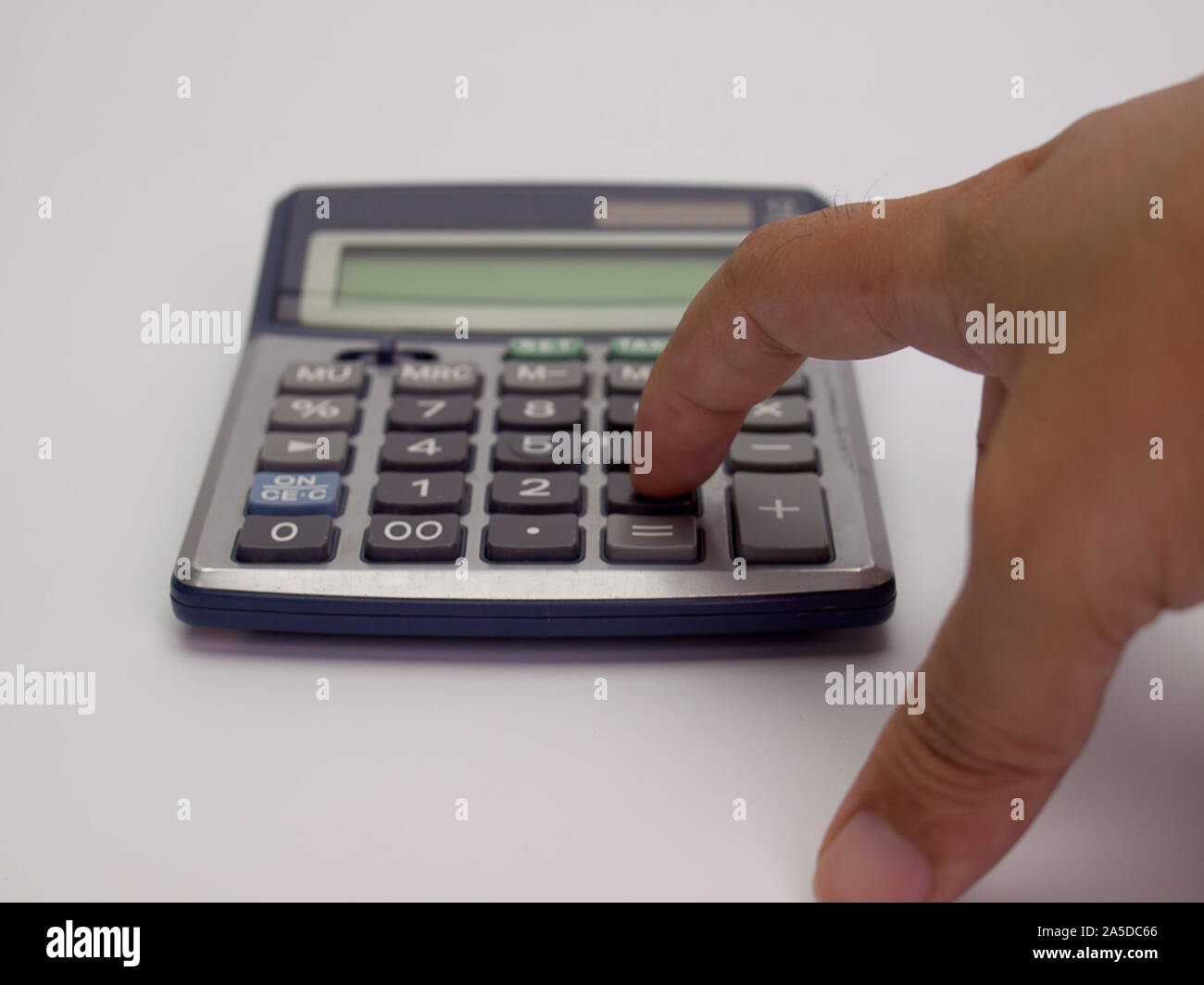 Calculatrice de bureau , sur un fond blanc. Banque D'Images
