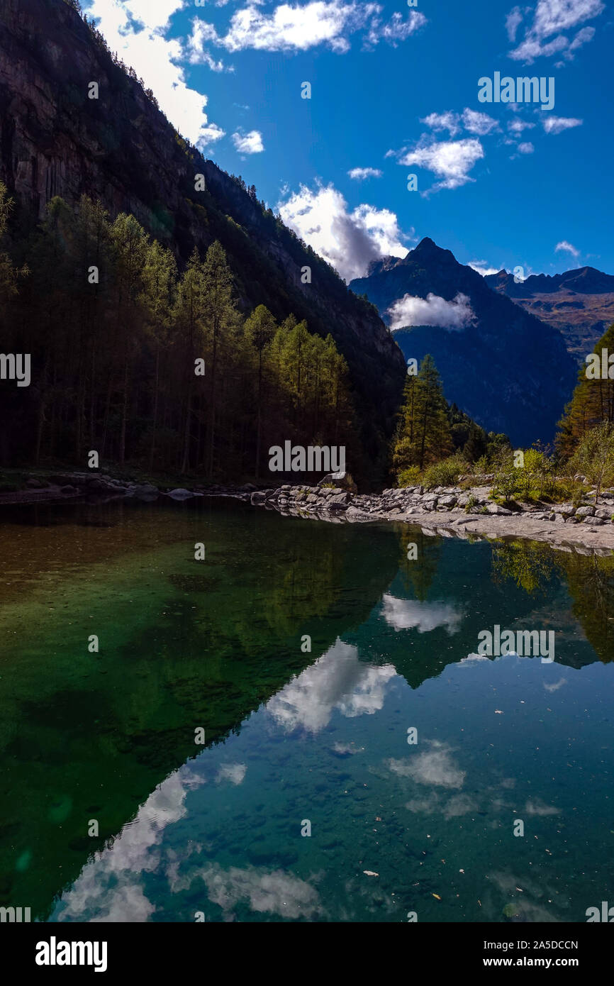 Petit lac avec des réflexions, Val Masino, Mello, Mello Vallée, Sondrio, Alpes italiennes, l'Italie, Sam Martino Banque D'Images