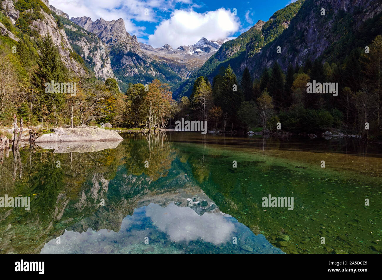 Petit lac avec des réflexions, Val Masino, Mello, Mello Vallée, Sondrio, Alpes italiennes, l'Italie, Sam Martino Banque D'Images