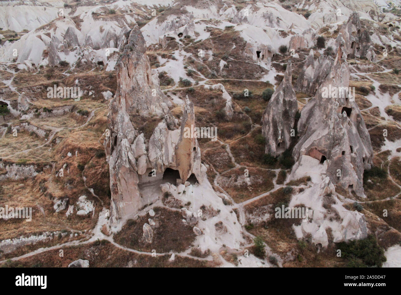 Maisons grotte dans les cônes des collines de sable, entouré par des sentiers. La photographie de paysage de destination touristique populaire - Cappadoce, Turquie Banque D'Images