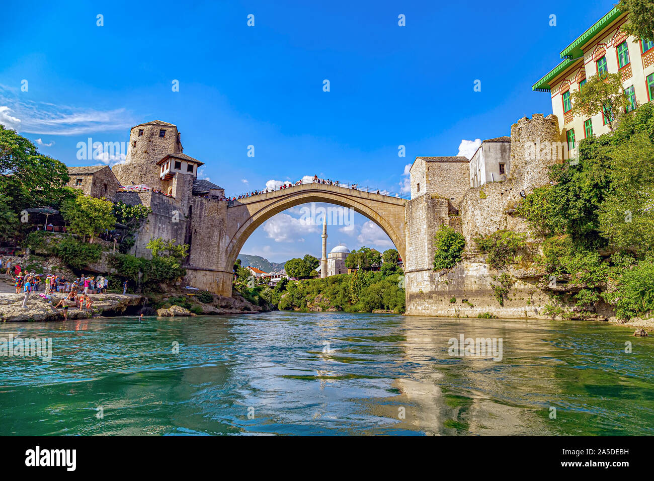 Le vieux pont reconstruit (Stari Most) à Mostar avec emerald river Neretva. Mostar, Bosnie-Herzégovine,europe,2019. Banque D'Images