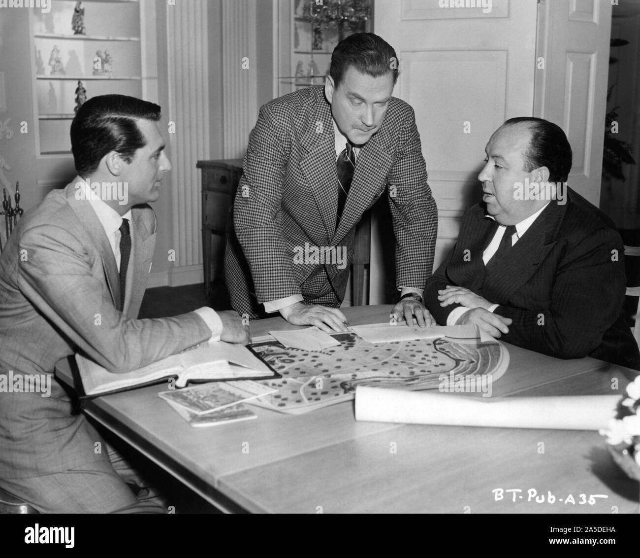 CARY GRANT NIGEL BRUCE et réalisateur alfred hitchcock sur le plateau de tournage franche SUSPICION 1941 scénario Samson Raphaelson Joan Harrison et Alma Reville RKO Radio Pictures Banque D'Images