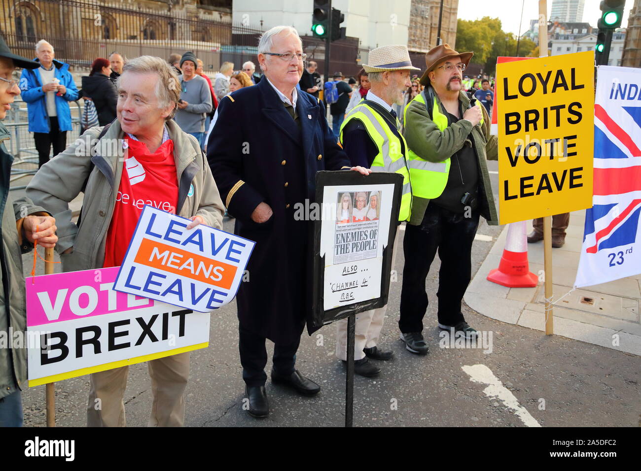 Un petit groupe d'Brexiteers démontrant à quitter l'UE à la Chambre du Parlement, Westminster, London, UK. Banque D'Images