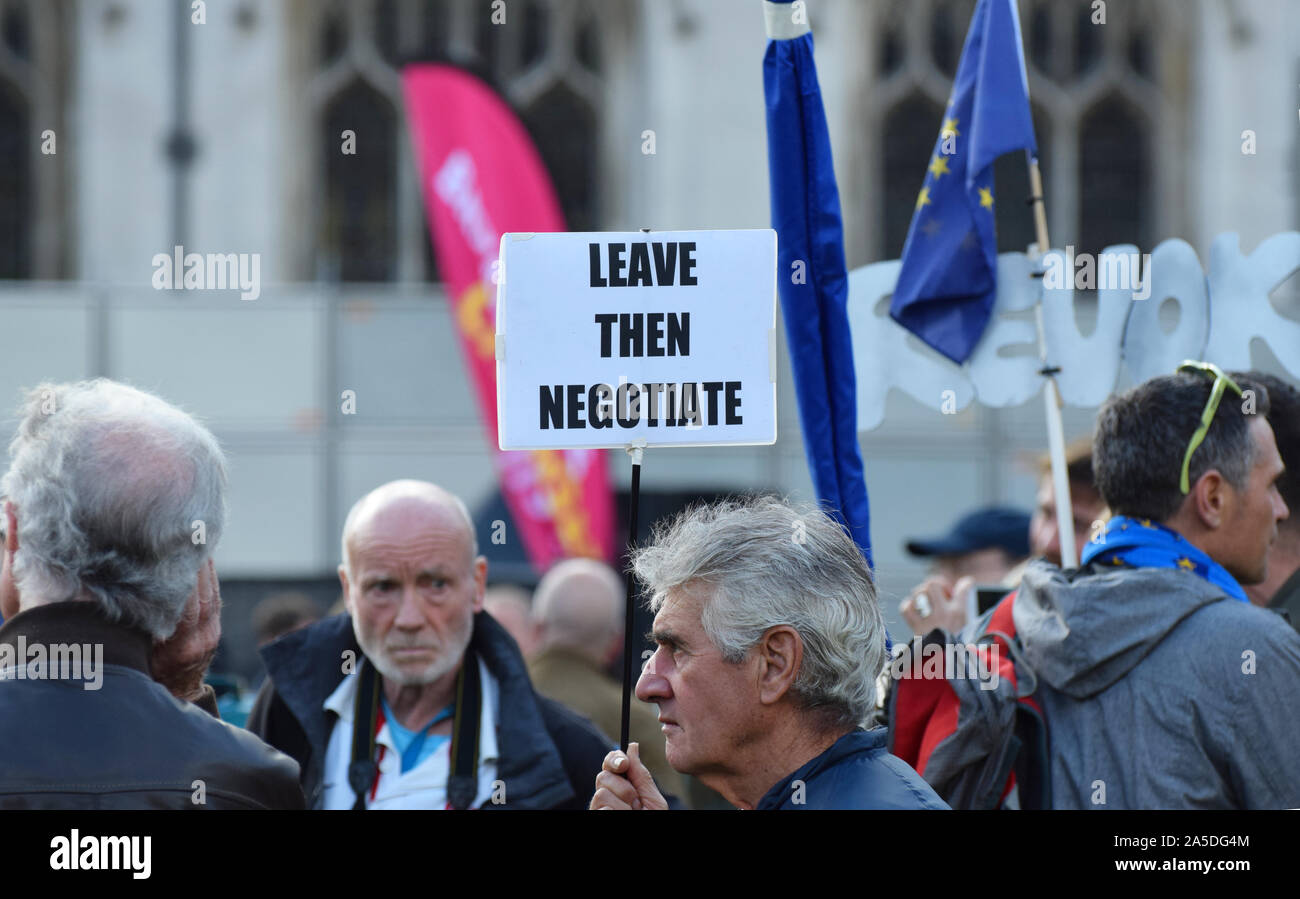 Un Brexit manifestant pro à Westminster avec un panneau 'Quitter' puis négocier Banque D'Images