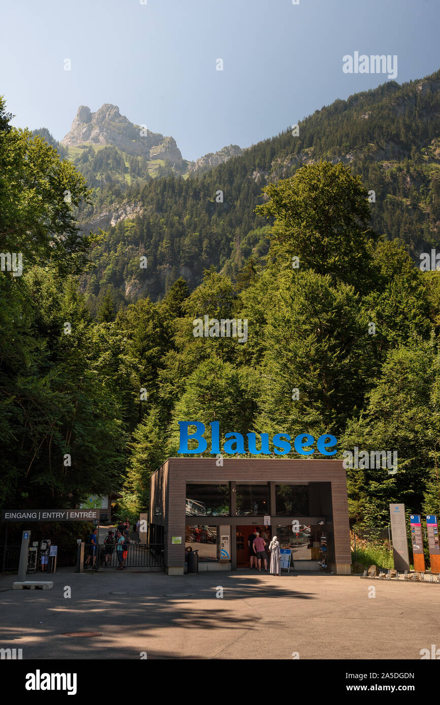 Les touristes entrant dans le lac Blausee en Suisse Banque D'Images