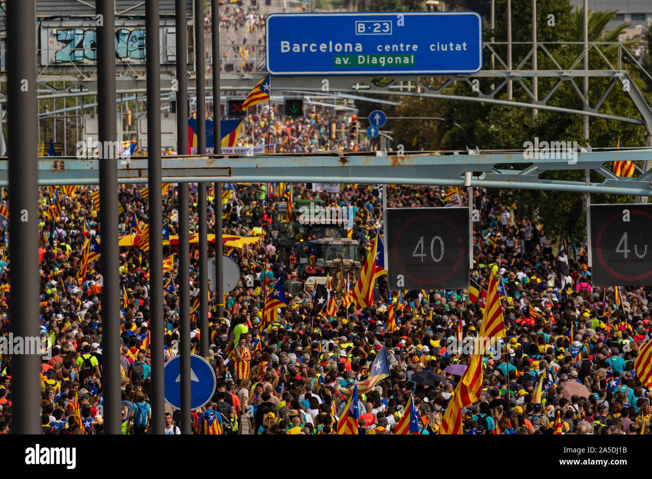 18, octobre 2019, les rues de Barcelone, Barcelone, Catalogne. Manifestation pour les prisonniers politiques catalans. © Joan Gosa 2019. Banque D'Images