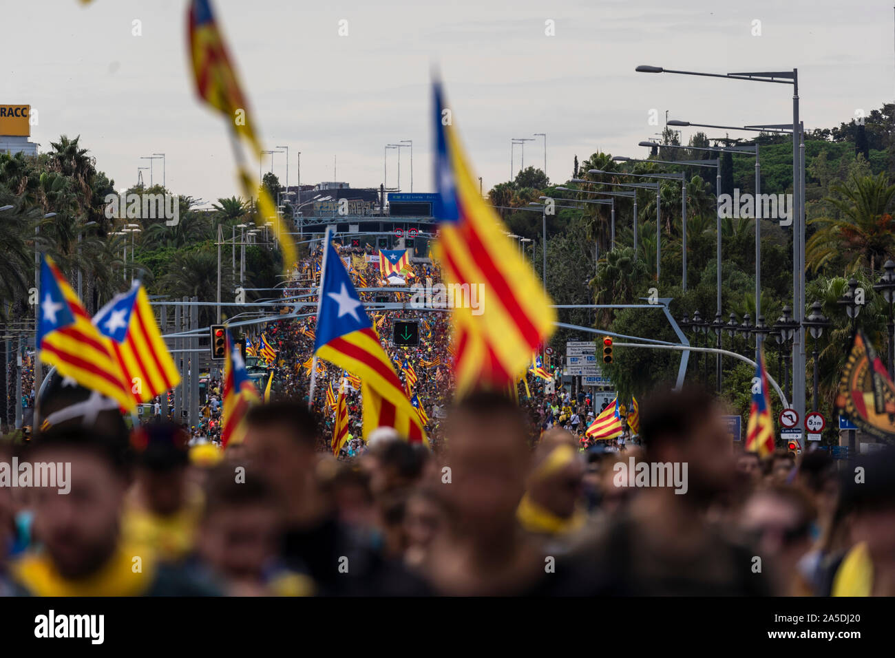 18, octobre 2019, les rues de Barcelone, Barcelone, Catalogne. Manifestation pour les prisonniers politiques catalans. © Joan Gosa 2019. Banque D'Images