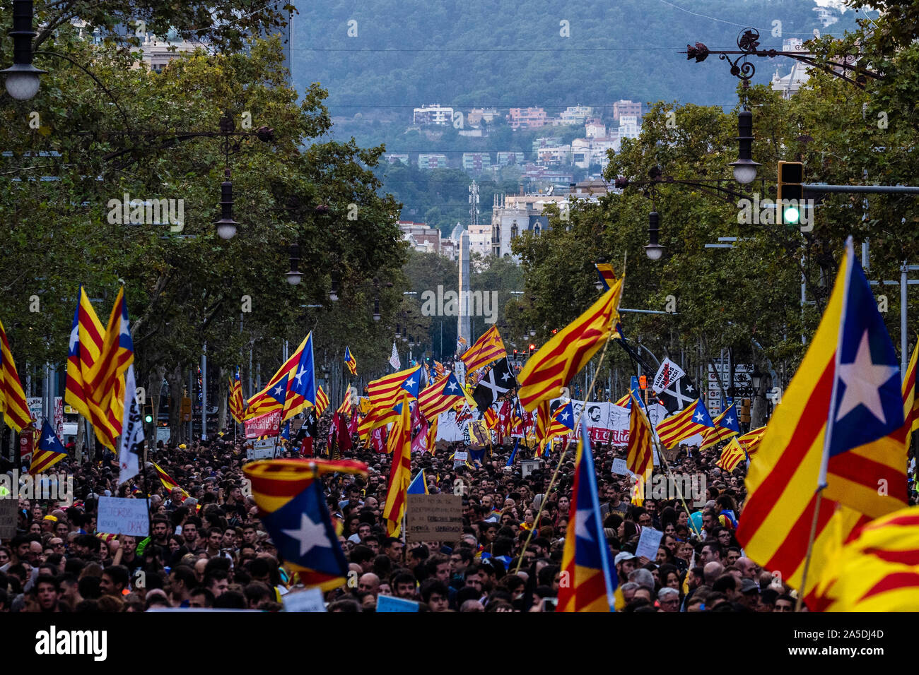 18, octobre 2019, les rues de Barcelone, Barcelone, Catalogne. Manifestation pour les prisonniers politiques catalans. © Joan Gosa 2019. Banque D'Images