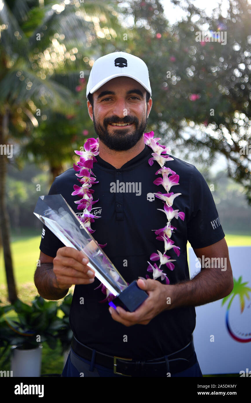 Sanya, province de Hainan en Chine. 20 Oct, 2019. Francesco Laporta de pose avec son trophée après avoir remporté la quatrième ronde match à l'enjeu européen Golf Tour 2019 Ouvrir dans Hainan Sanya, Chine du sud, province de Hainan, 20 octobre 2019. Credit : Guo Cheng/Xinhua/Alamy Live News Banque D'Images