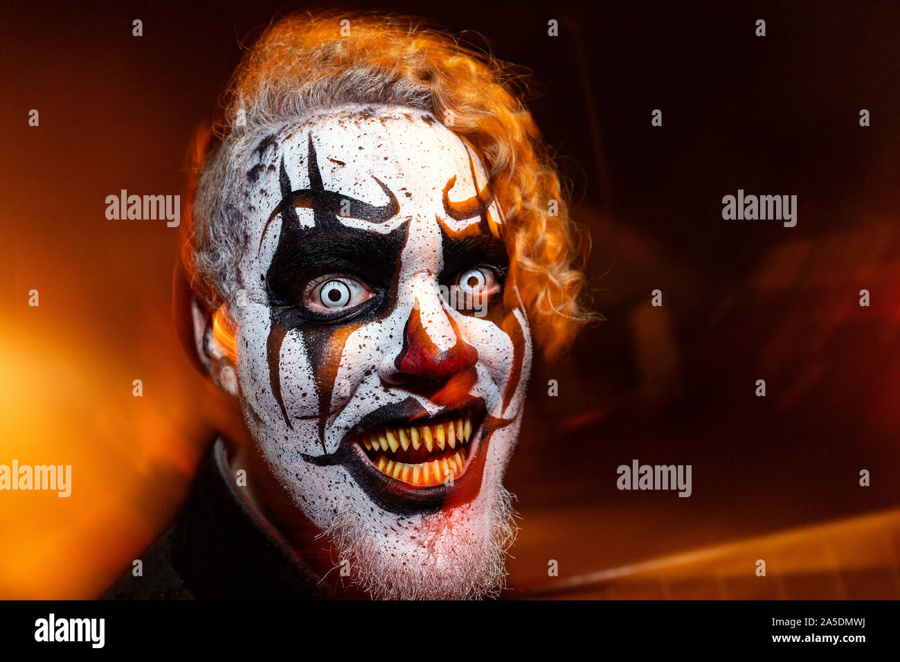 Long Beach, États-Unis. 19 Oct, 2019. Interprète à la reine Mary's Halloween Haunt, Dark Harbour à Long Beach.L'événement annuel de l'audiovisuel numérique, comprend six labyrinthes hantés et des centaines de monstres. Credit : SOPA/Alamy Images Limited Live News Banque D'Images