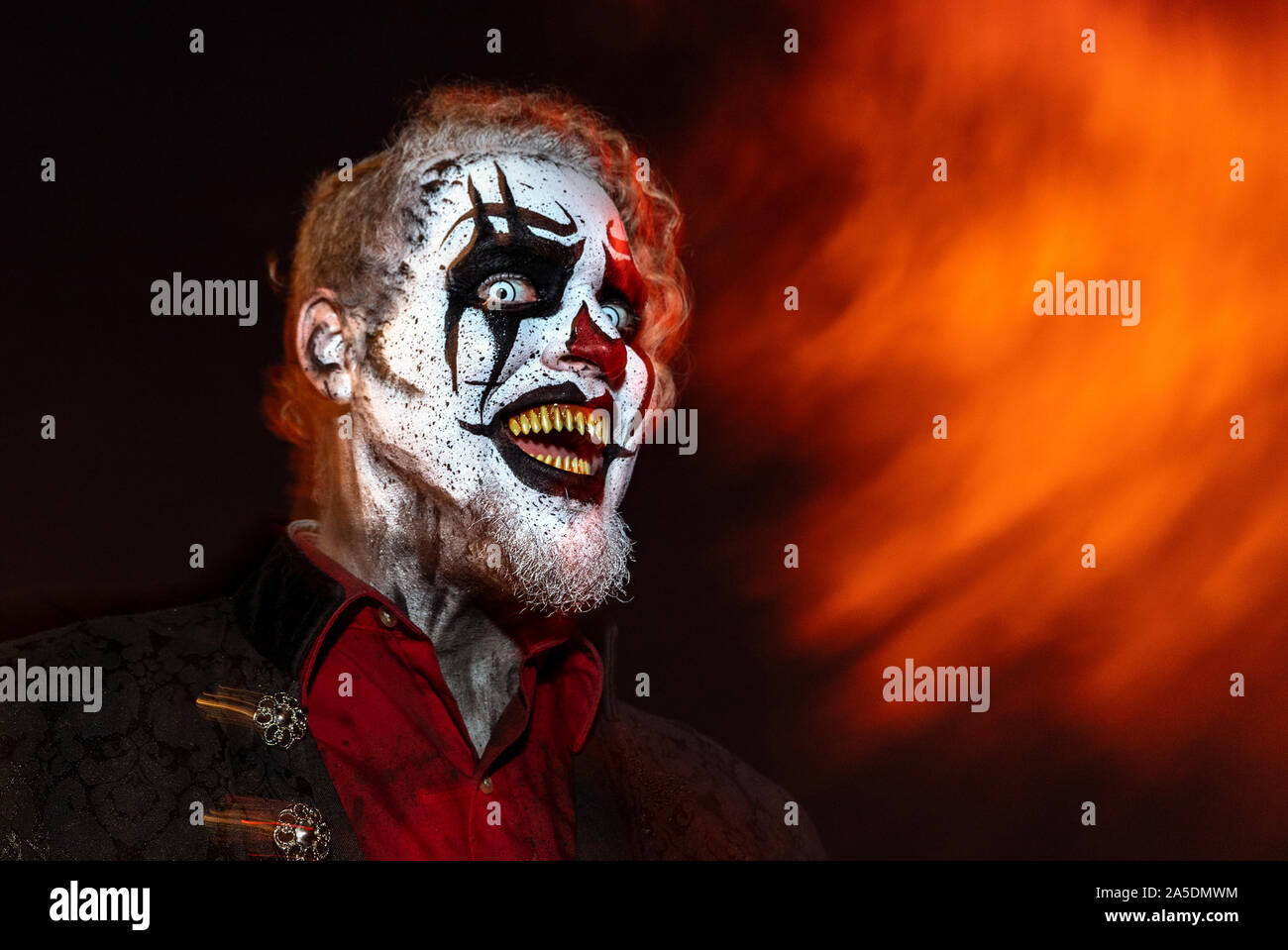 Long Beach, États-Unis. 19 Oct, 2019. Interprète à la reine Mary's Halloween Haunt, Dark Harbour à Long Beach.L'événement annuel de l'audiovisuel numérique, comprend six labyrinthes hantés et des centaines de monstres. Credit : SOPA/Alamy Images Limited Live News Banque D'Images