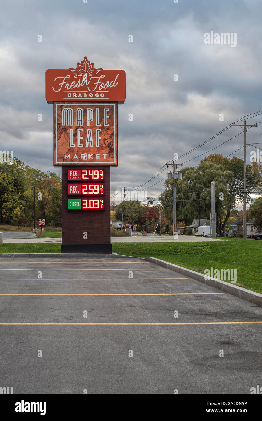 VERONA BEACH, NEW YORK - 19 Oct 2019 Soirée : - Avis de marché Maple Leaf signe Carburant Prix, feuille d'érable est une chaîne de dépanneurs et Station-w Banque D'Images